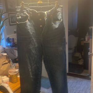 Broken in skinny jeans with 4 buttons for closing size 10